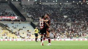Juninho e Leo Pereira comemorando gol na final do Carioca