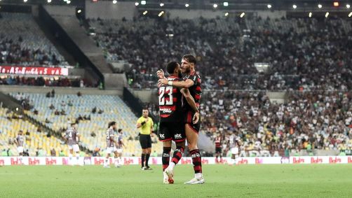 Juninho e Leo Pereira comemorando gol na final do Carioca