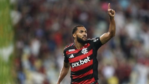Juninho marcou o segundo gol do Flamengo no jogo de ida da final do Campeonato Carioca