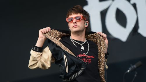 Grian Chatten, vocalista do Fontaines D.C., vai tratar uma hérnia de disco