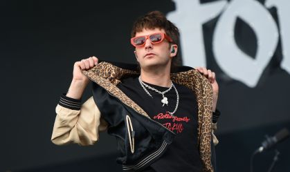 Grian Chatten, vocalista do Fontaines D.C., vai tratar uma hérnia de disco