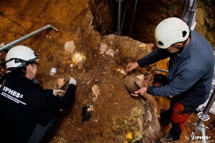 Arqueólogos escavam perto da caverna no sítio Sima del Elefante, perto de Burgos, no norte da Espanha, onde os fragmentos de crânio fossilizados foram encontrados