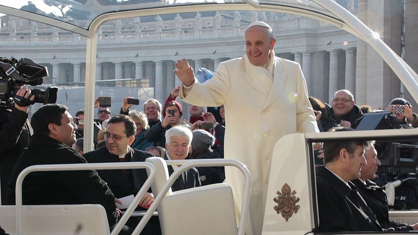 Padre argentino Fábian Báez no papamóvel em 2014. • REUTERS