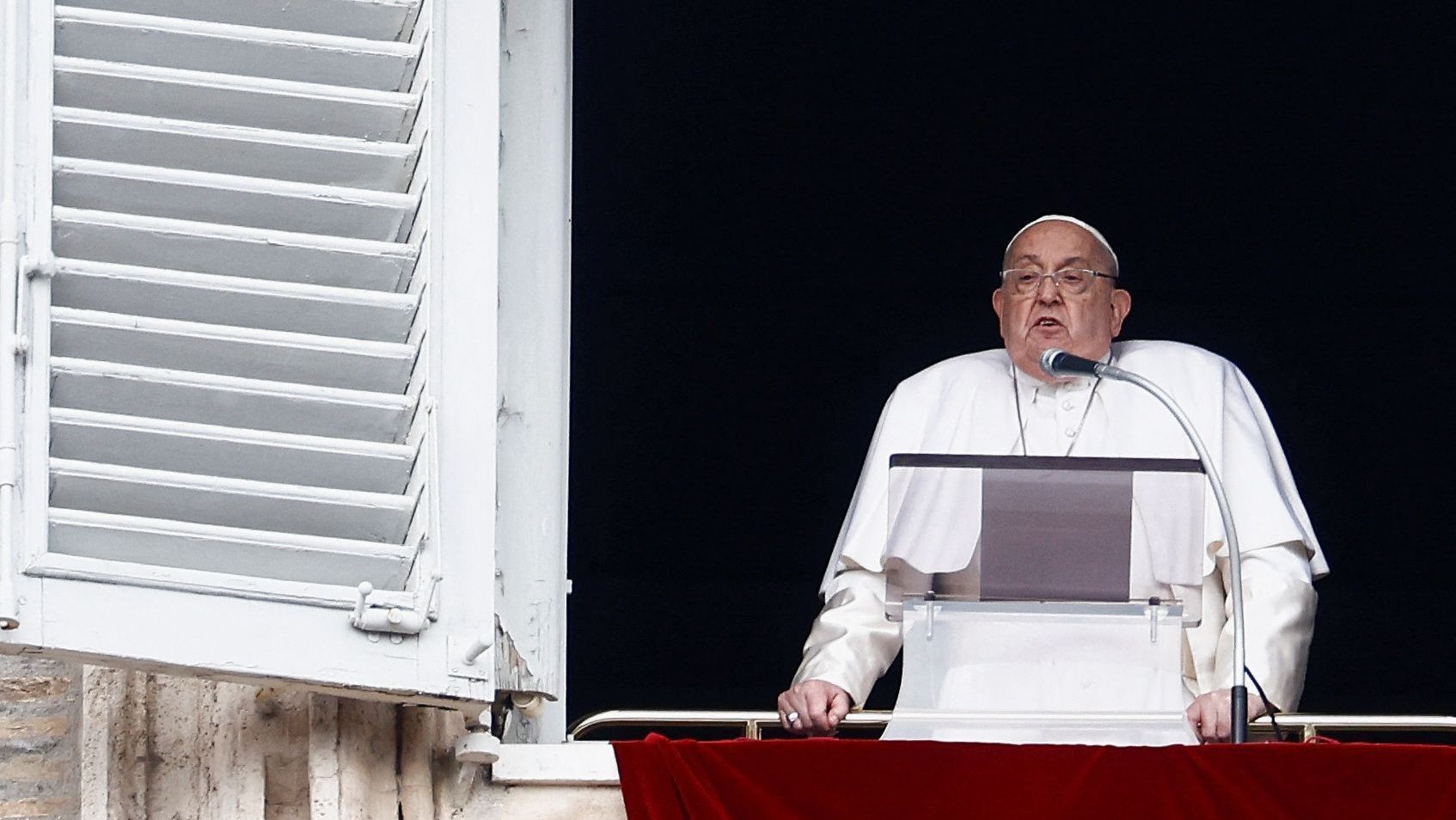 Papa Francisco liderando oração Angelus no Vaticano no final de janeiro.