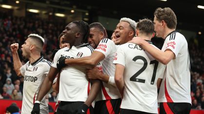 Jogadores do Fulham comemoram gol diante do Manchester United