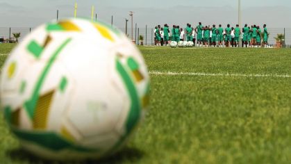 Seleção do Gabão treina (ao fundo) antes de jogo pelas Eliminatórias