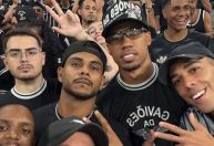 Zagueiro do Arsenal assiste a final do Paulistão em organizada do Corinthians