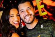 Gabriela Versiani ganha flores de Murilo Huff em aniversário