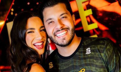 Gabriela Versiani ganha flores de Murilo Huff em aniversário