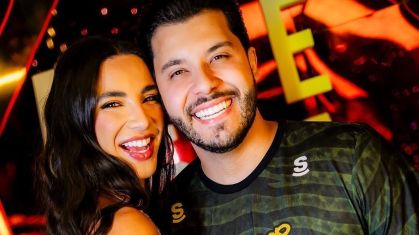 Influenciadora aproveitou os dias de folga para curtir os desfiles das escolas de samba na Sapucaí com seu namorado, o cantor sertanejo Murillo Huff
