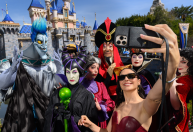 Na Disney, Gal Gadot posa com vilões e fãs vestidas de Rainha Má; veja