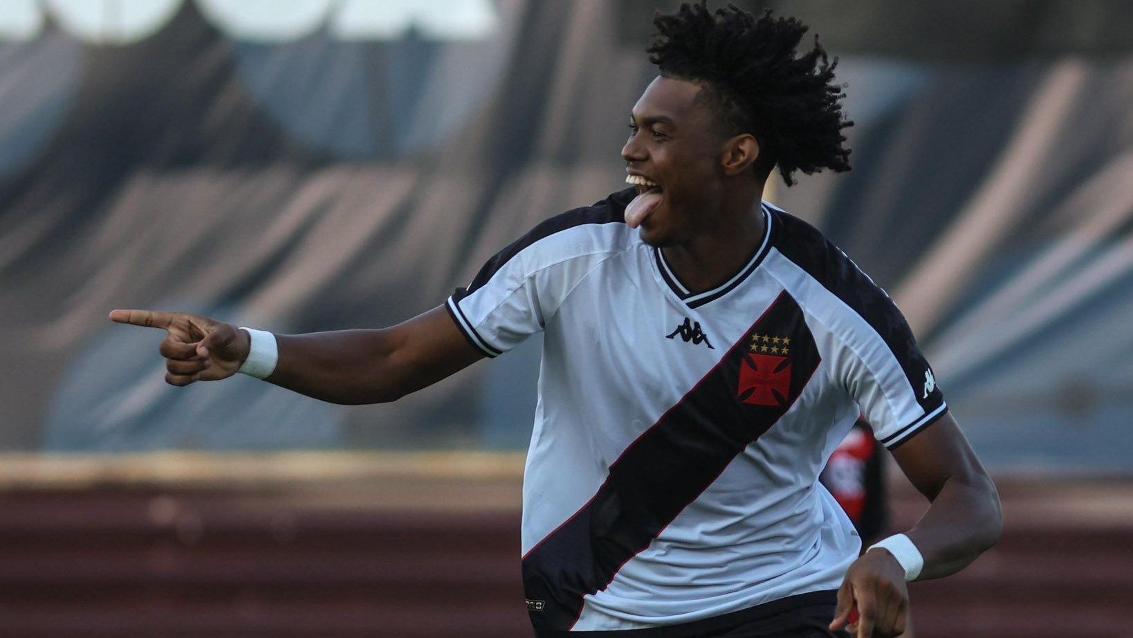 GB comemora o primeiro gol do Vasco na goleada sobre o Flamengo no Brasileirão Sub-20