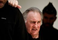 Depardieu admite ter agarrado uma mulher pelos quadris, mas nega agressão