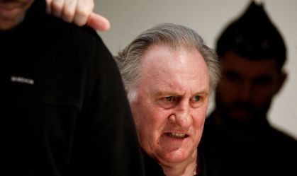Depardieu admite ter agarrado uma mulher pelos quadris, mas nega agressão
