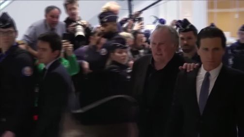 Gérard Depardieu chegou ao tribunal para o julgamento dos casos de violência sexual nesta segunda-feira (24)