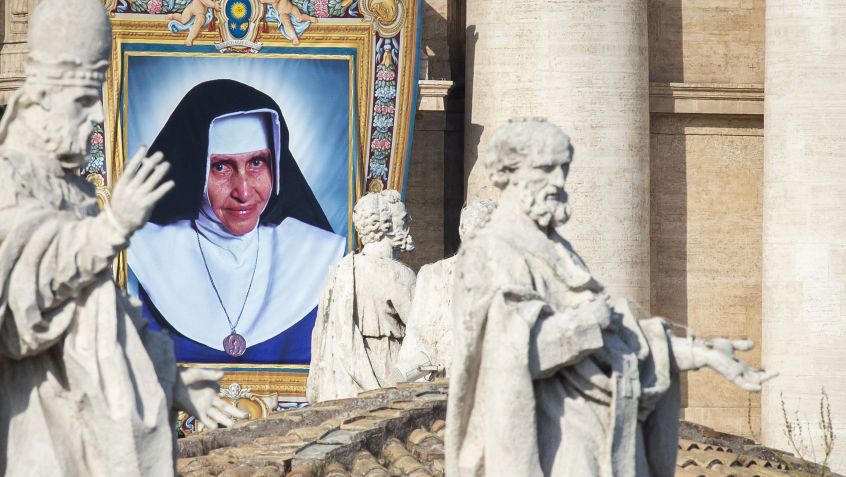 Retrato de Santa Dulce. Ela foi beatificada em 2011 pelo papa Bento XVI e em 13 de outubro de 2019 foi feita a cerimônia de canonização da Santa pelo papa Francisco. • Godong/Universal Images Group via Getty Images