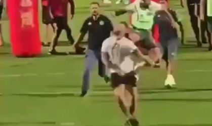 Jorge Jiménez, da Chapecoense, dá voadora em torcedor do Avaí