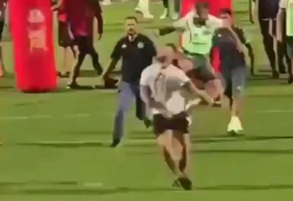 Jorge Jiménez, da Chapecoense, dá voadora em torcedor do Avaí