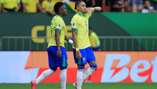 Raphinha e Vinicius Jr. comemoram o gol que abriu o placar para o Brasil contra a Colômbia