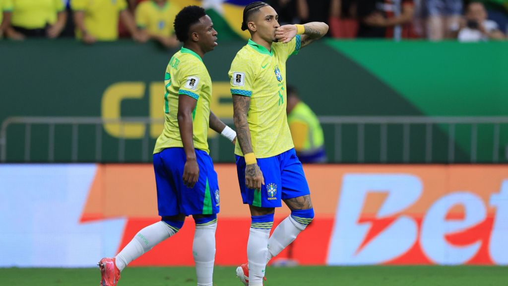 Raphinha e Vinicius Jr. comemoram o gol que abriu o placar para o Brasil contra a Colômbia
