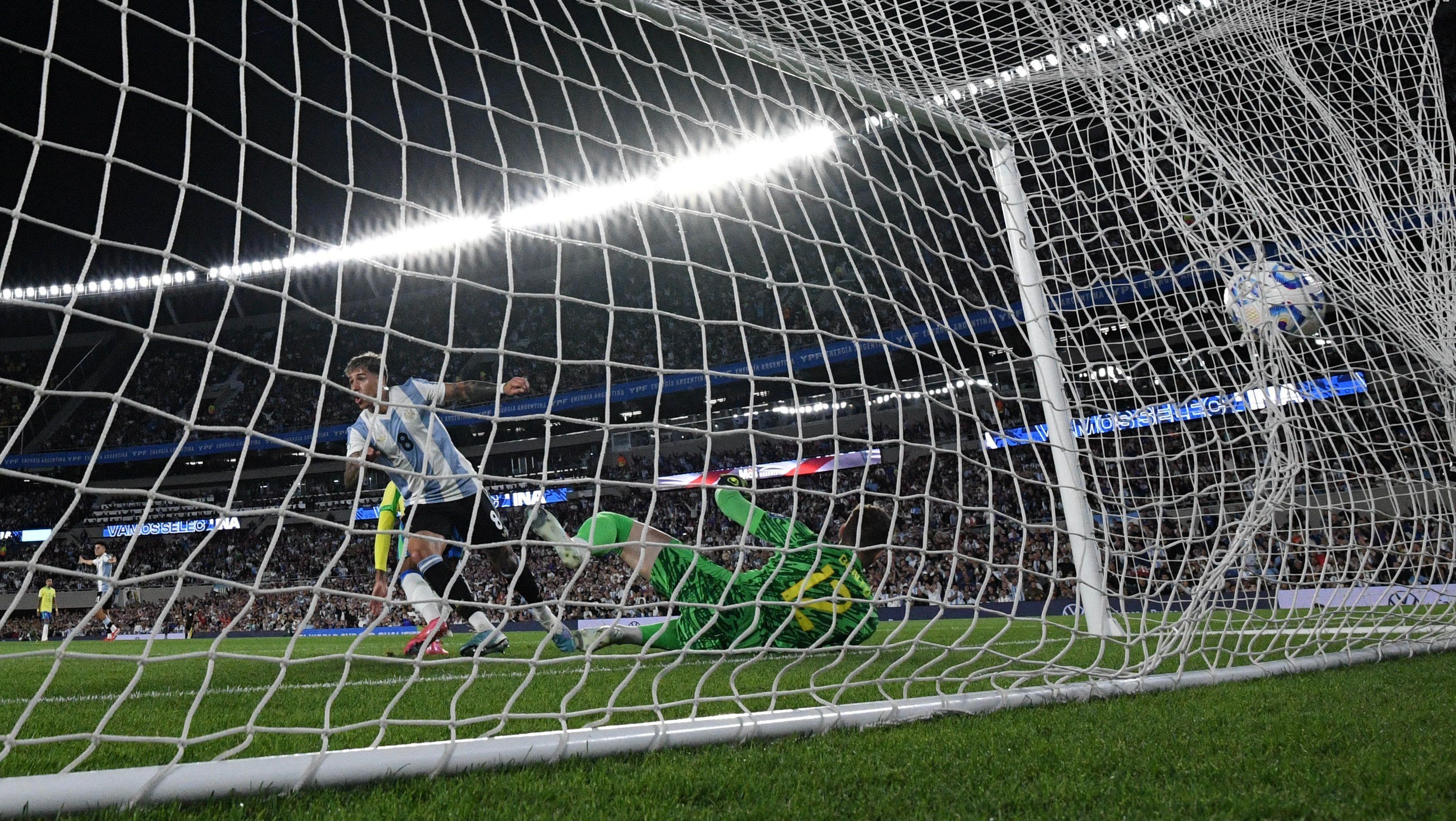 Enzo Fernández marca o segundo gol da Argentina sobre o Brasil