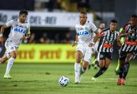 Grêmio passa pelo Athletic em jogo de gols bizarros na Copa do Brasil
