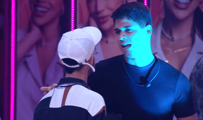 Guilherme conversa com João Pedro durante a Festa do Líder de Renata no BBB 25