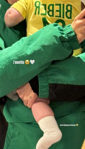 Hailey Bieber mostra Jack Blues, filho com Justin, usando blusa do Brasil •