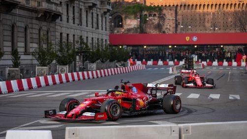 Lewis Hamilton e Charles Leclerc pilotam carros da Ferrari em ruas de Milão diante de 35 mil torcedores