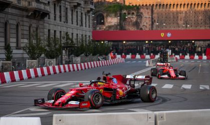 Hamilton e Leclerc dão show para torcedores da Ferrari antes de estreia