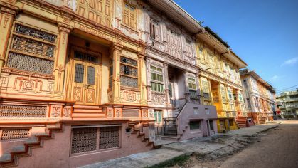 fileira de "havelis", as casas estreitas de cor pastel construídas em Sidhpur, na Índia