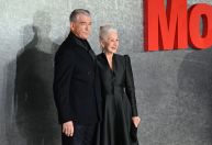 Helen Mirren critica franquia James Bond por "profundo sexismo"; entenda