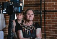 Zezé Di Camargo mostra mãe pela primeira vez nos bastidores de gravação