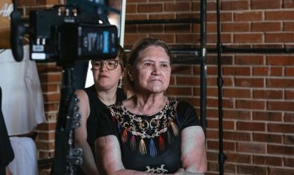 Zezé Di Camargo mostra mãe pela primeira vez nos bastidores de gravação