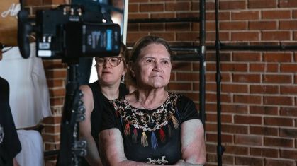 No registro, Helena Camargo aparece atrás das câmeras do set de filmagem do projeto solo do sertanejo, o “Rústico”