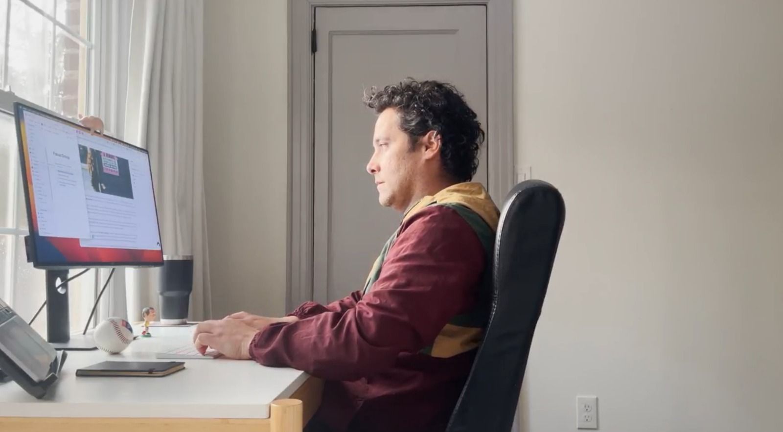 Publicitário brasileiro Marcus Castro trabalhando em casa.