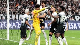 Hugo Souza comemora pênalti defendido em Corinthians x Palmeiras pela final do Paulistão