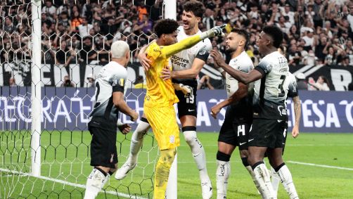 Hugo Souza comemora pênalti defendido em Corinthians x Palmeiras pela final do Paulistão