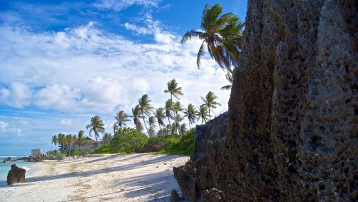Praia na ilha de Nauru, no Pacífico, nação insular que está vendendo passaportes para financiar programas climáticos que visam proteger os moradores da elevação do nível do mar