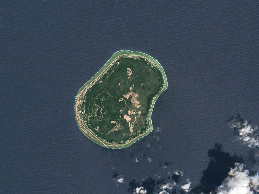 Nauru, retratada em 2024, fica a nordeste da Austrália e a noroeste de Tuvalu e é conhecida por sua história de mineração de fosfato e posição geopolítica única • Gallo Images/Orbital Horizon/Copernicus Sentinel Data 2024