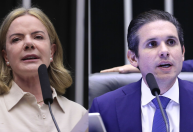 Gleisi defende Hugo Motta: "Nada autoriza ataques pessoais"