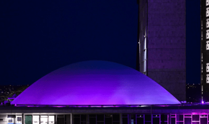 Senado ganha iluminação roxa em homenagem ao Dia Internacional da Mulher