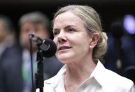 Gleisi recebe líderes do governo para discutir orçamento antes da posse