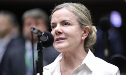 Análise: Gleisi "paz e amor" quer apoio de frente ampla