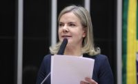 Gleisi chama aliados para reunião após derrota do governo na CPMI do INSS