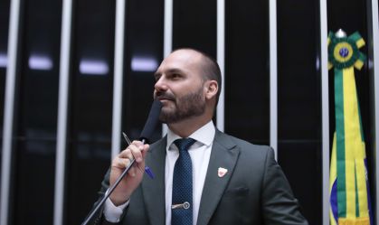 Eduardo tenta "interferir e embaraçar" ação contra Bolsonaro, diz Moraes