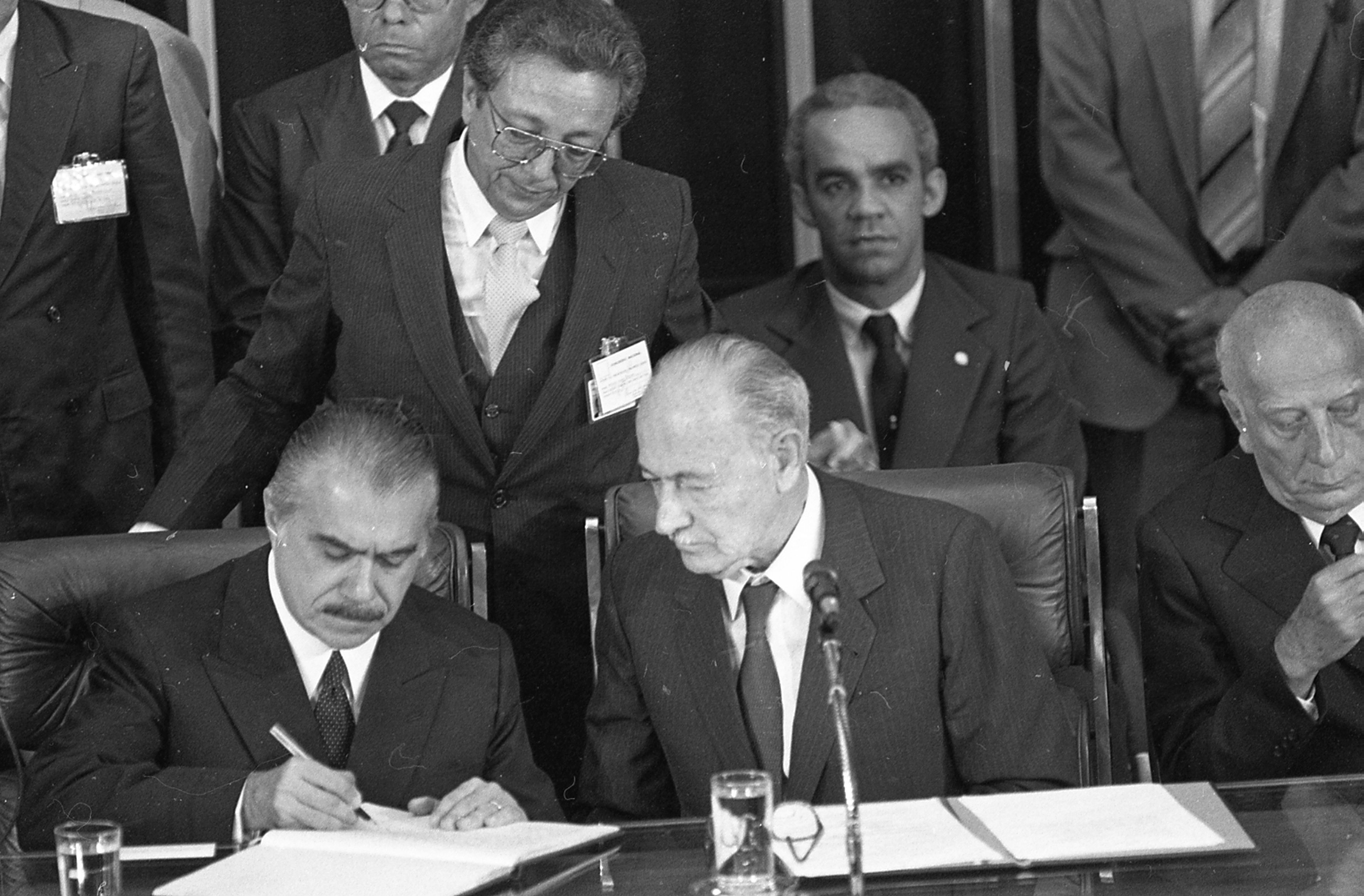 José Sarney, rodeado por demais parlamentares, durante cerimônia de Posse da presidência interina do país, no Palácio do Planalto, em Brasília, no dia 15 de março de 1985 • REGINALDO MANENTE/ESTADÃO CONTEÚDO