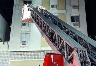 Mulher fica pendurada em janela durante incêndio em Balneário Camboriú (SC)