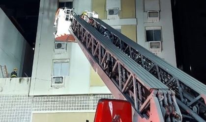 Mulher fica pendurada em janela durante incêndio em Balneário Camboriú (SC)