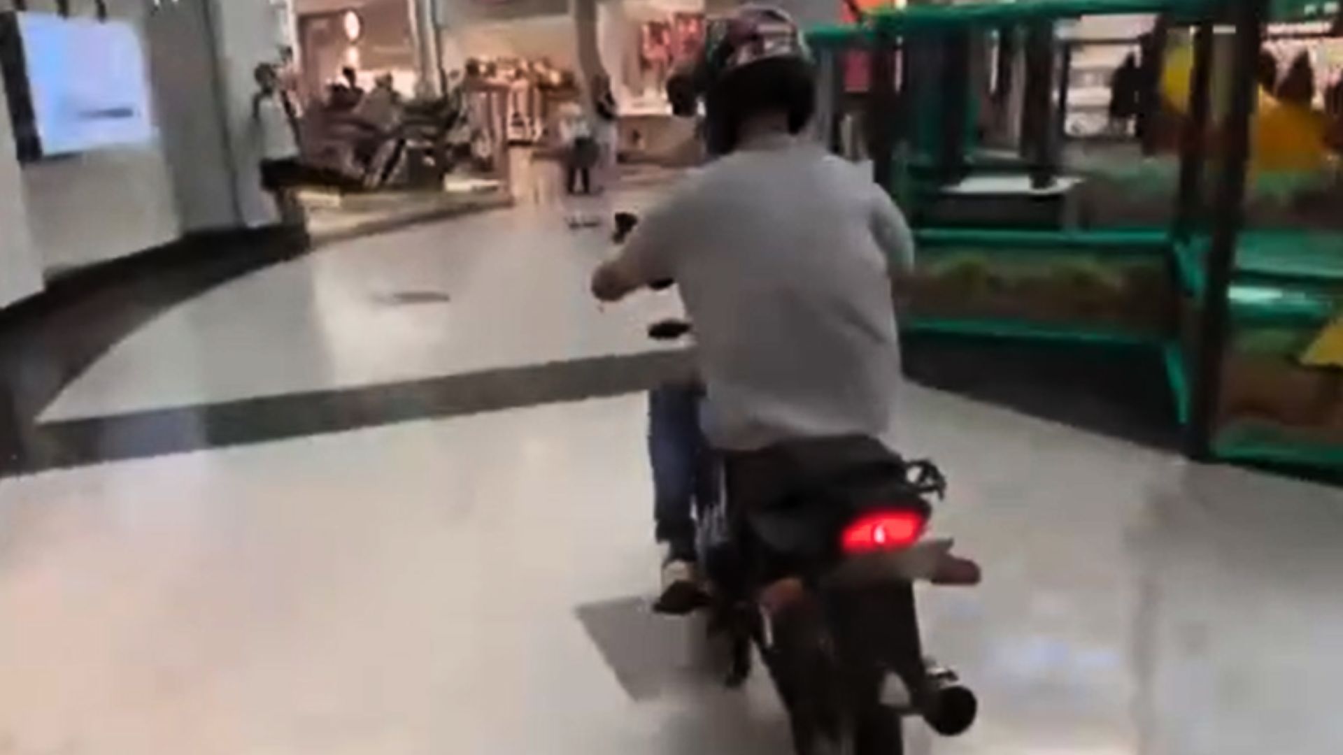 influenciador faz rolezinho com moto dentro de shopping em SP